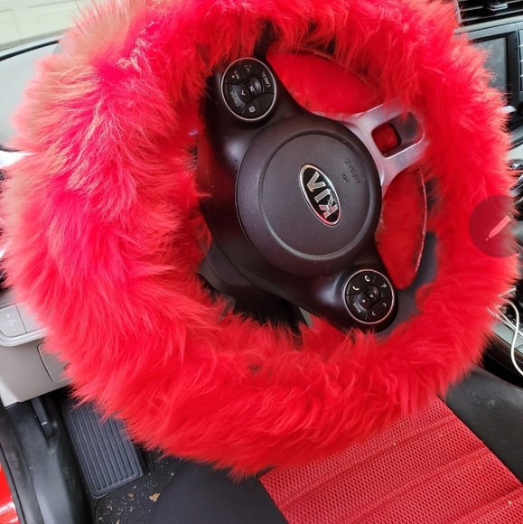 Fluffy red steering wheel cover - Picture 2 of 2